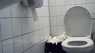three Women uses the malltoilet, spy front see