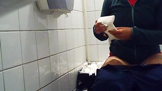 three Women uses the malltoilet, spy front see