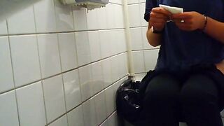three Women uses the malltoilet, spy front see