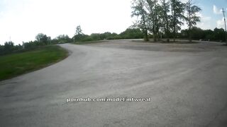 Жена эксгибиционситка переодевается на парковке