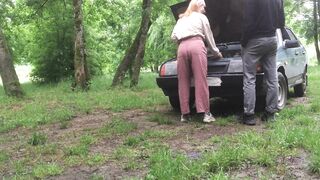 прохожая помогла починить авто, выебана во все щели