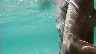 Amateur Ex-Wife Loves Swimming Nude and Milking Dicks Underwater until Ejaculates