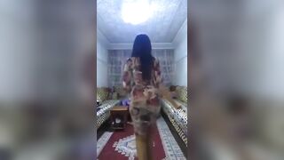 شراميط ترقص على أغنية شعبية قحاب الإمارات