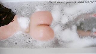 Long ass MILF takes bath tub and cunt masturbation