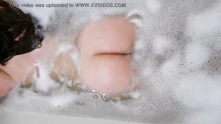 Long ass MILF takes bath tub and cunt masturbation