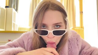 Hoe get a Lot of Cum on her Sunglasses. Fellatio into a
