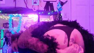 Goddess Web Cam cougar Kitty has Trouble with Dildo into her Butt, uses