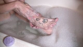 Washing my Foot inside the Tub