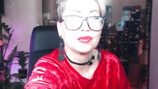 Older filthy hoe pounds her vagina and butt with long