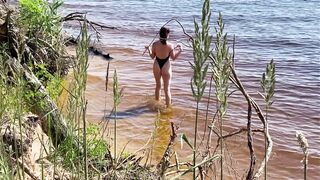 Spy Babe Nudist cunt with mouth on a Wild Beach