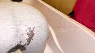 Wetting my Leggins and he Peeing on my Booty and next Asshole