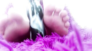 Jerking off a Huge Toy with her Foot and Counting