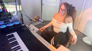 BAE GAMER CUNT WITH MOUTH HAS BIG ORGASM ON LIVE STREAM