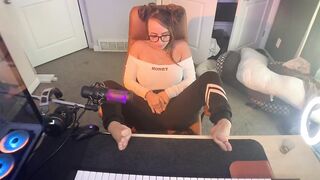 BAE GAMER CUNT WITH MOUTH HAS BIG ORGASM ON LIVE STREAM