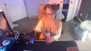 BAE GAMER CUNT WITH MOUTH HAS BIG ORGASM ON LIVE STREAM