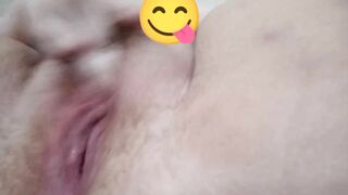 Fat sluts Fucks herself and makes herself Squirt