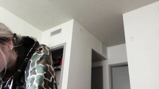 BEAUTY BIMBO LOVES SUCKING OFF DICK