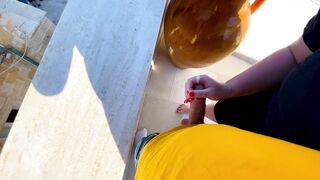Riskanter Hand Job an Einem Italienischem Aussichtspunkt - Sperma Auf Den Gehweg Gespuckt