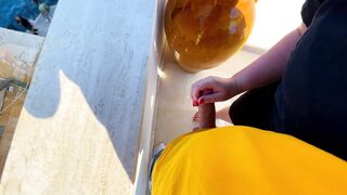 Riskanter Hand Job an Einem Italienischem Aussichtspunkt - Sperma Auf Den Gehweg Gespuckt