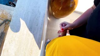 Riskanter Hand Job an Einem Italienischem Aussichtspunkt - Sperma Auf Den Gehweg Gespuckt