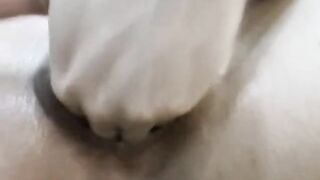 Мастурбация и глубокий фистинг крупным планом