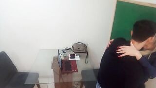 ALUNO ASSEDIA PROFESSORA NA SALA E COME CUZINHO NO PELO (PARTE1)