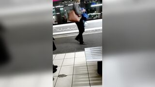 I play voyeurs on the train
