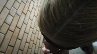 Не дошли домой. Минет в подъезде. Блондинка. Кончил в рот. Проглотила все. Громкий стон. Школьница.