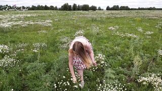 Blonde Vulgar inside Nature and Finger Fuck inside the Field