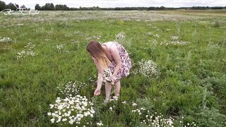 Blonde Vulgar inside Nature and Finger Fuck inside the Field