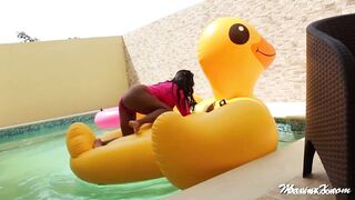 Cunt Party Poolside! Maxine X Fucking herself and Cumming!