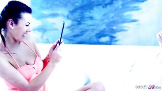 PETITE 19 YO FIRST TIME EXTREME DYKE WITH CLITORIS SEX TOY