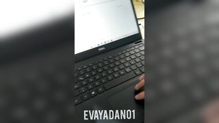 No Lo Dejo Trabajar y Le Hago un Oral