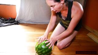 Solo Vagina-enjoying cougar Licks, Fists, Squirts on Watermelon; Eats Squirt; Messy!