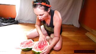 Solo Vagina-enjoying cougar Licks, Fists, Squirts on Watermelon; Eats Squirt; Messy!