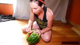 Solo Vagina-enjoying cougar Licks, Fists, Squirts on Watermelon; Eats Squirt; Messy!