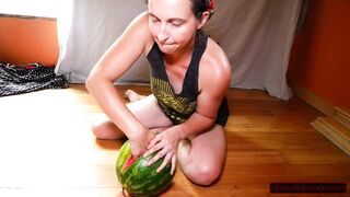 Solo Vagina-enjoying cougar Licks, Fists, Squirts on Watermelon; Eats Squirt; Messy!