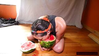 Solo Vagina-enjoying cougar Licks, Fists, Squirts on Watermelon; Eats Squirt; Messy!