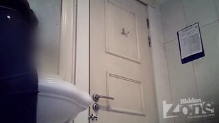 Pissing66