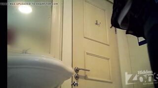 Pissing66