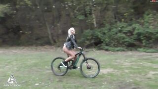 AbyAction Dildoride mit Mountainbike