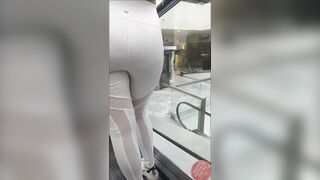 Culona fresa en leggins blancos jiggly ass