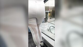 Culona fresa en leggins blancos jiggly ass