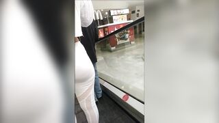 Culona fresa en leggins blancos jiggly ass