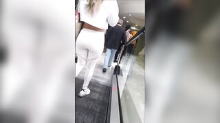 Culona fresa en leggins blancos jiggly ass
