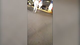 Culona fresa en leggins blancos jiggly ass
