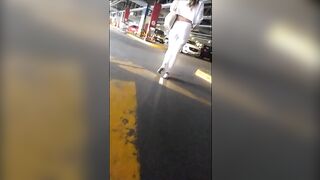 Culona fresa en leggins blancos jiggly ass