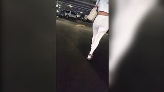 Culona fresa en leggins blancos jiggly ass