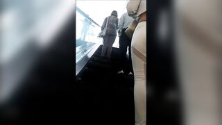 Culona fresa en leggins blancos jiggly ass