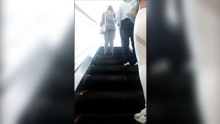 Culona fresa en leggins blancos jiggly ass